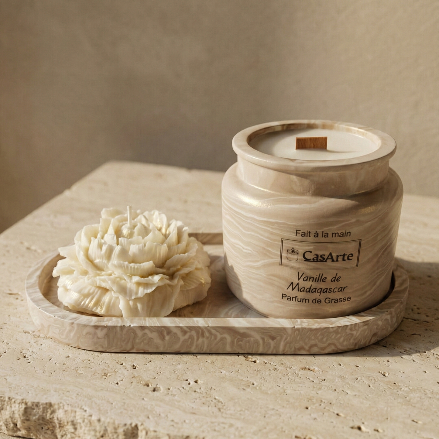 coffret vanille avec un plateau, une bougie pivoine et une jarrie (bougie petit format)