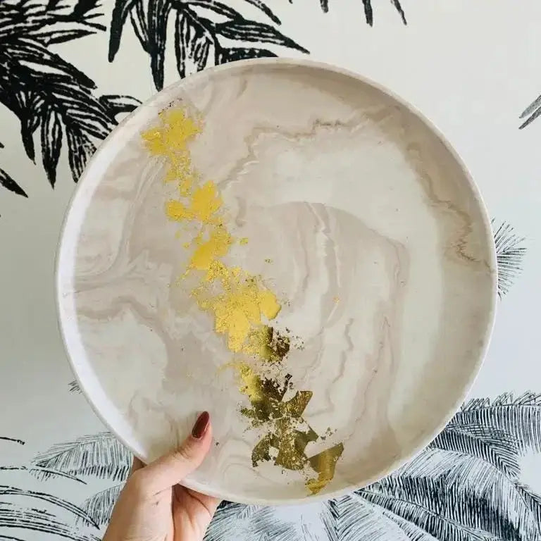Nos Plateaux – L'Écrin Parfait pour Vos DécorationsDécouvrez notre collection artisanale de plateaux, conçus pour sublimer votre intérieur tout en s'harmonisant parfaitement avec nos bougies parfumées. Chaque plateau, fabriqué avec soin à partir de matéri