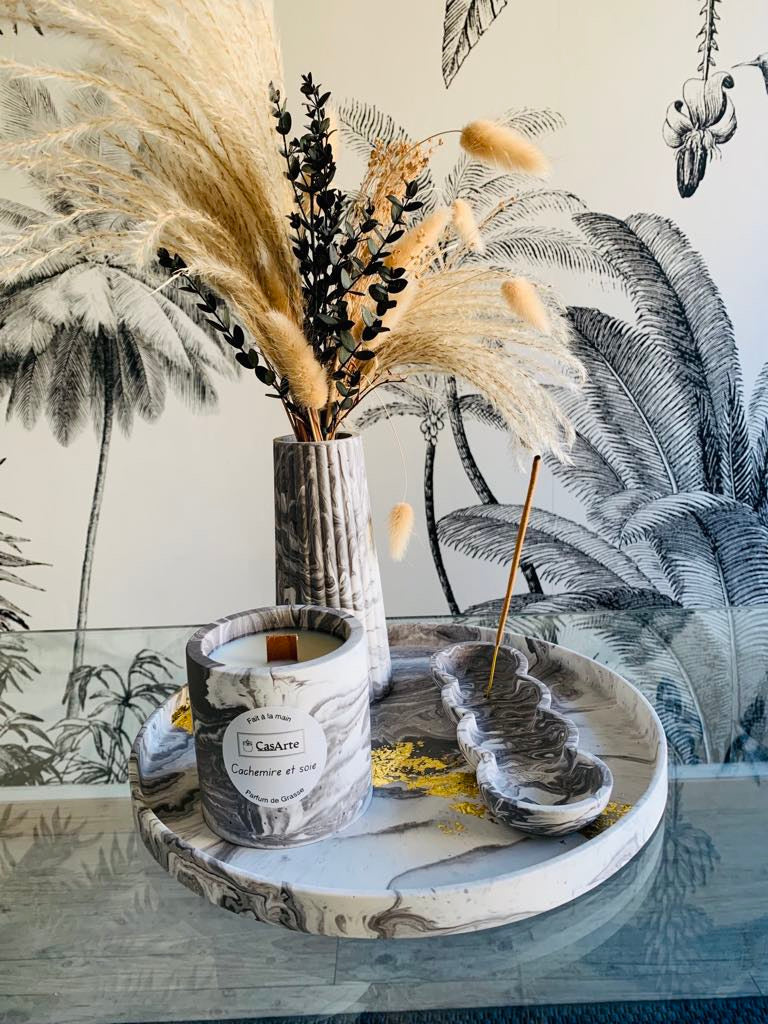 Nos Plateaux – L'Écrin Parfait pour Vos DécorationsDécouvrez notre collection artisanale de plateaux, conçus pour sublimer votre intérieur tout en s'harmonisant parfaitement avec nos bougies parfumées. Chaque plateau, fabriqué avec soin à partir de matéri