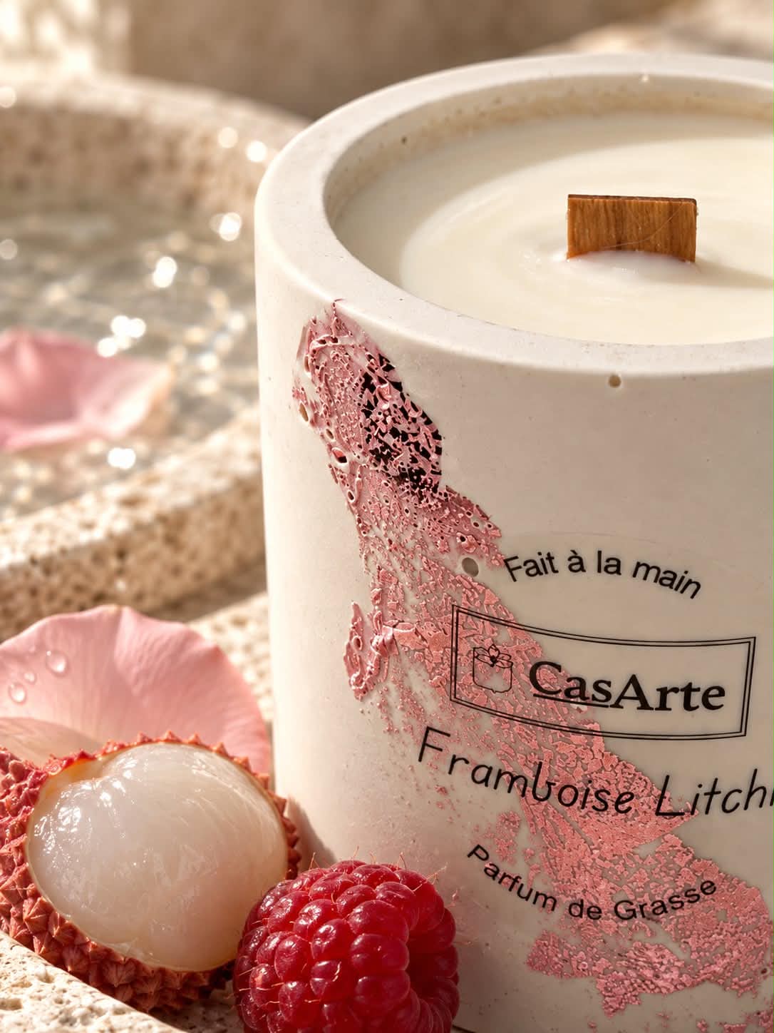 Bougie artisanale Framboise Litchi Casarte avec mèche en bois