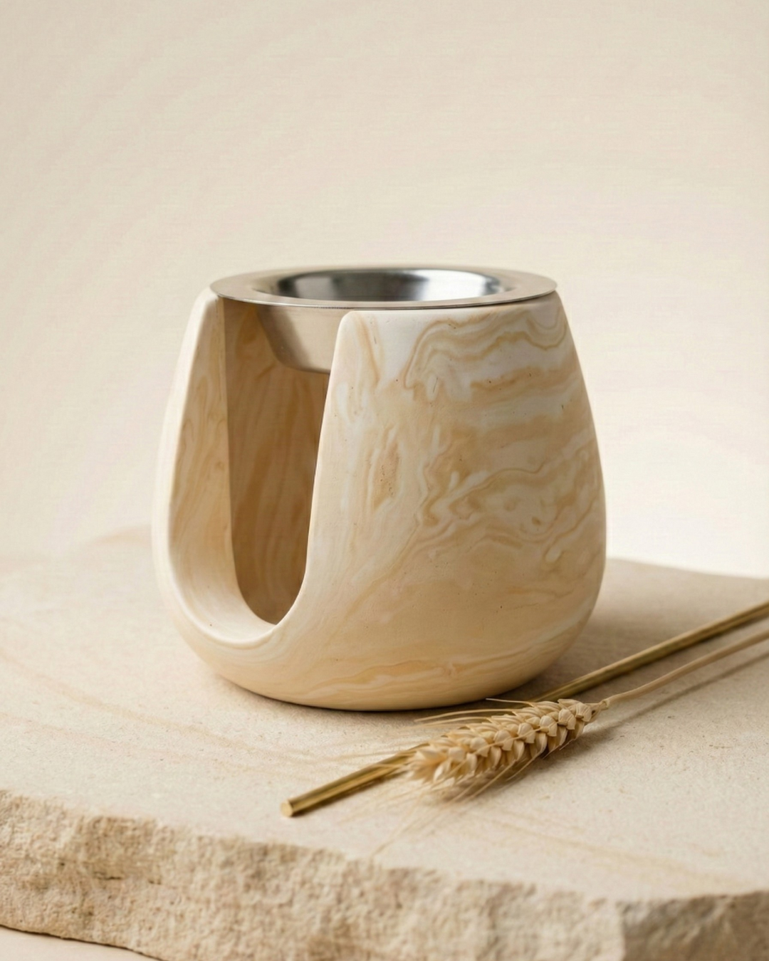 Brûleur marbré ocre et blanc en jesmonite artisanale Casarte pour fondants parfumés. Design solaire.