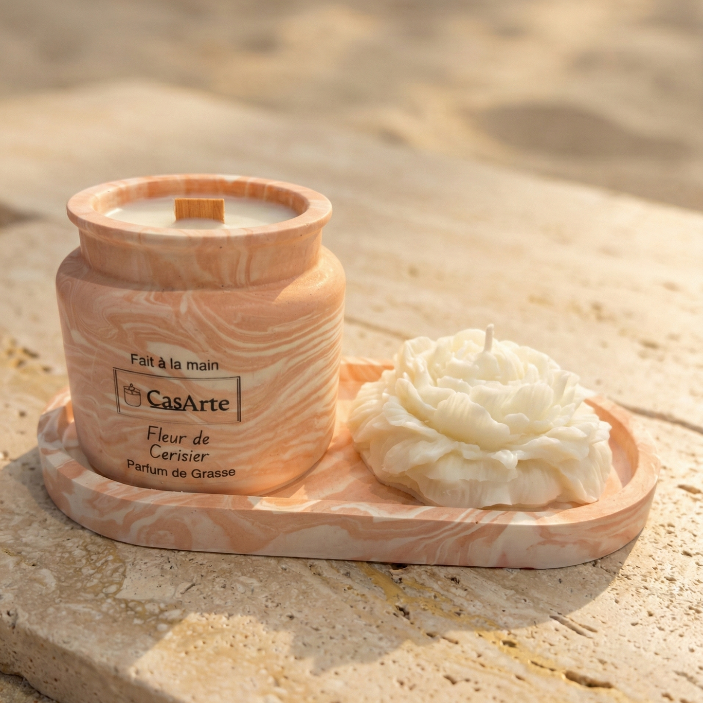 coffret fleur de cerisier avec un plateau ovale, une bougie pivoine et une jarre bougie