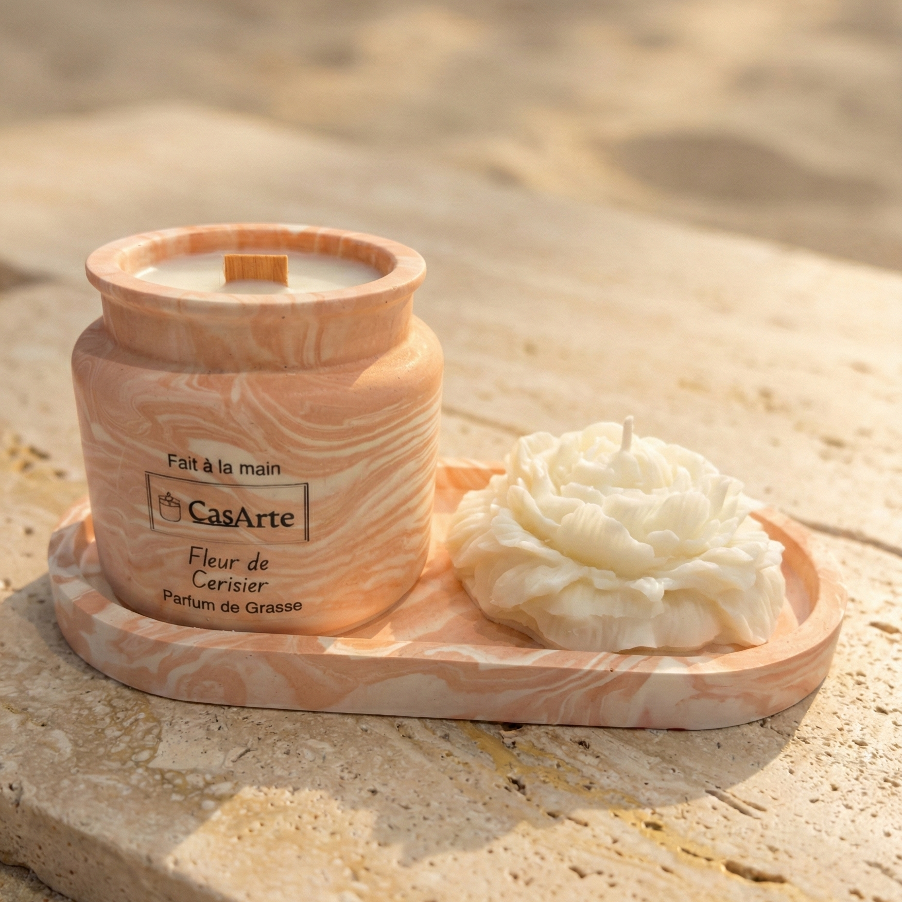 coffret fleur de cerisier avec un plateau ovale, une bougie pivoine et une jarre bougie