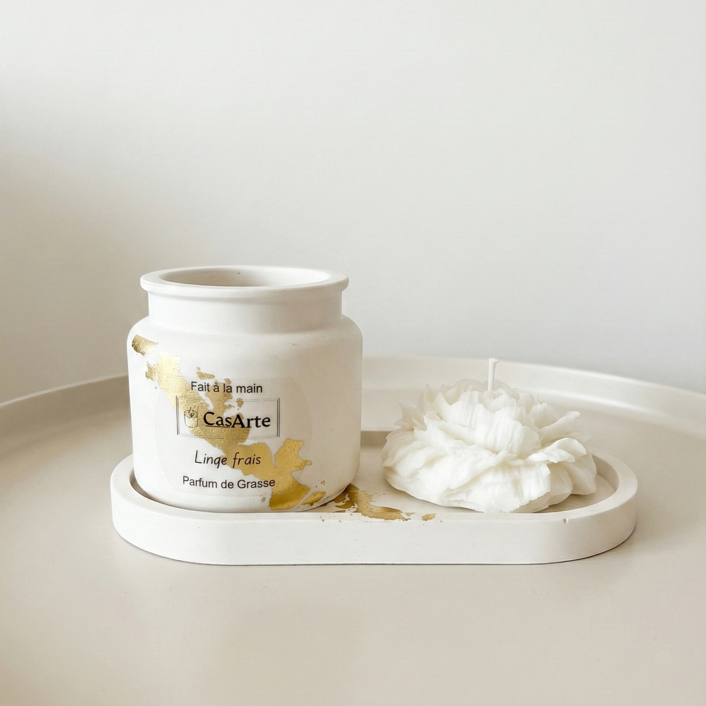 Coffret bougie parfum Linge Frais avec plateau ovale en jesmonite fait main Casarte