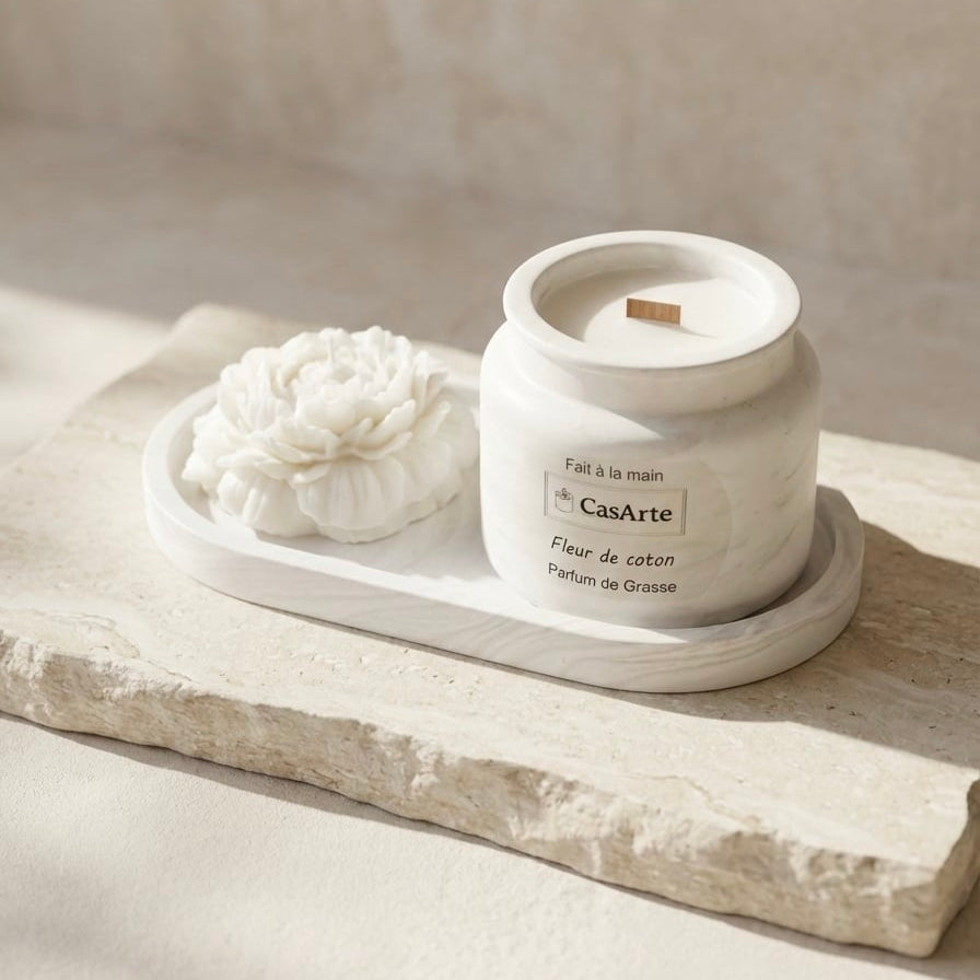 coffret incluant un plateau ovale, une bougie pivoine et une bougie jarre (petit format)