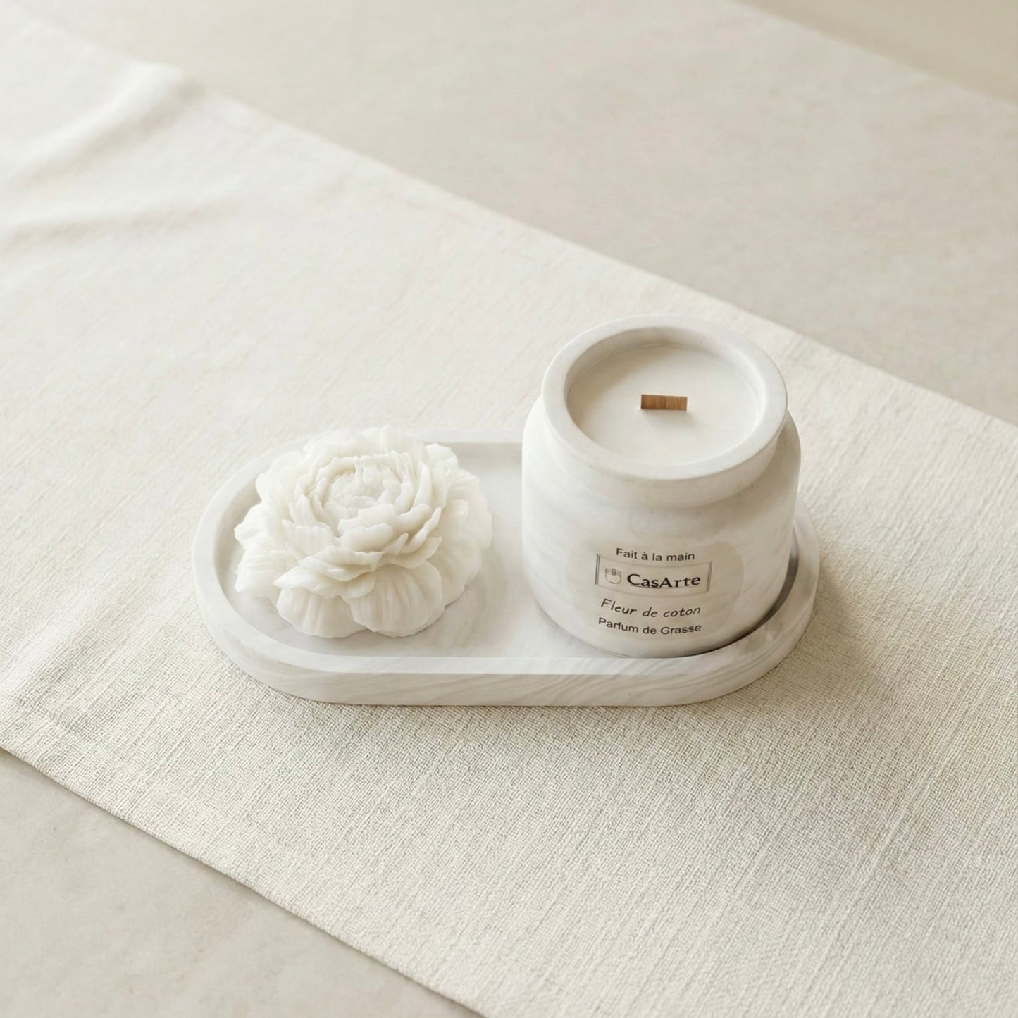 coffret incluant un plateau ovale, une bougie pivoine et une bougie jarre (petit format)