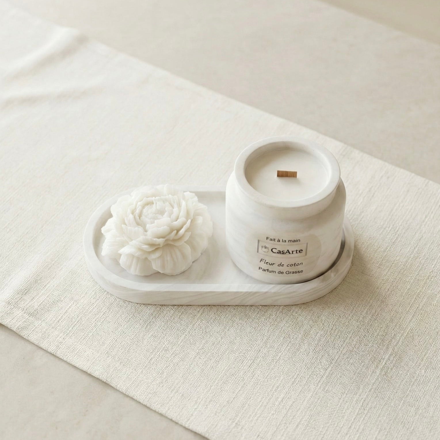 coffret incluant un plateau ovale, une bougie pivoine et une bougie jarre (petit format)