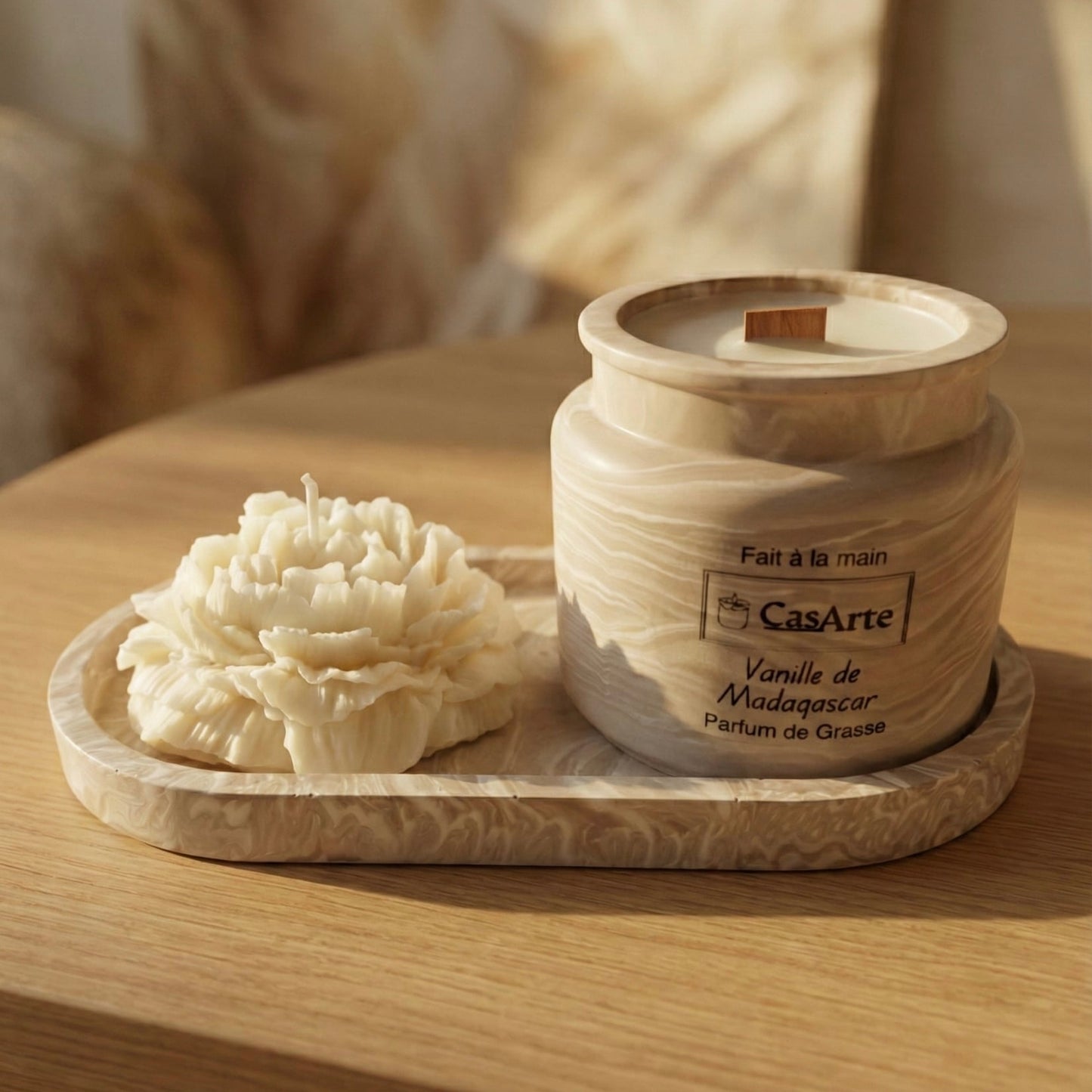 coffret vanille avec un plateau, une bougie pivoine et une jarrie (bougie petit format)